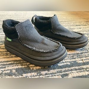 Sanuk size 7 grey and black sherpa lined ankle hi booties.